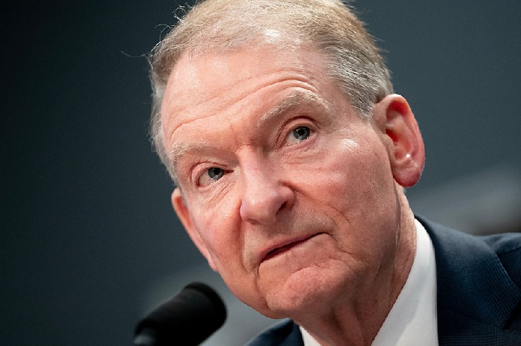 Atkins Warns Crypto Not to Wait for Congress as Stablecoin Dispute Drags On