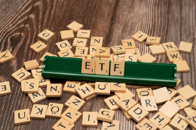 Bitcoin gauge tracking selling pressure moves into ‘high-risk’ zone as ETF demand slumps