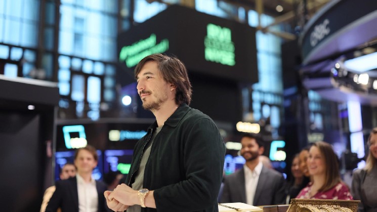 A memecoin making app becomes crypto’s top fee generators as Robinhood Chain activity explodes